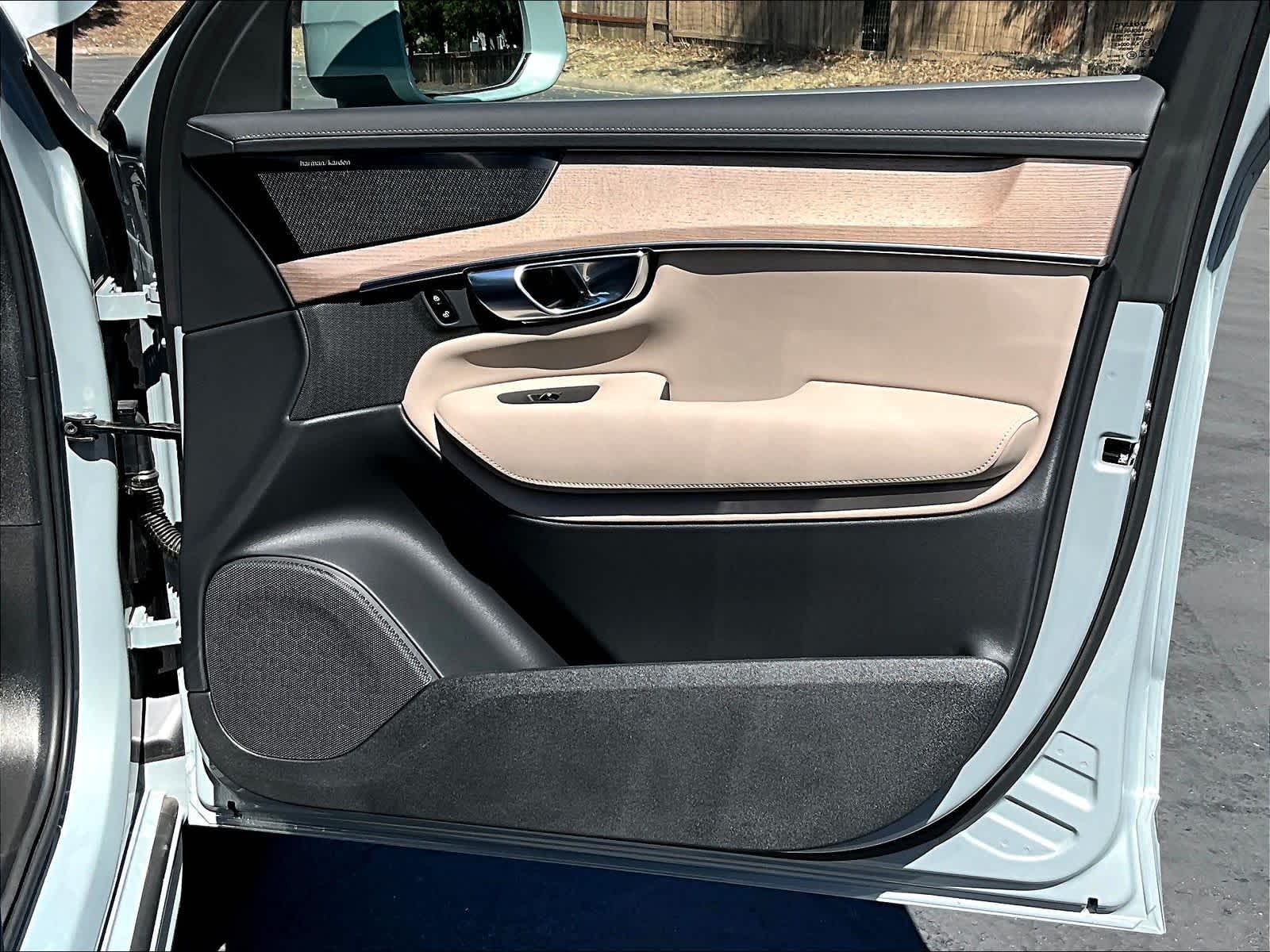 2026 Volvo XC90 Plus - Photo 26