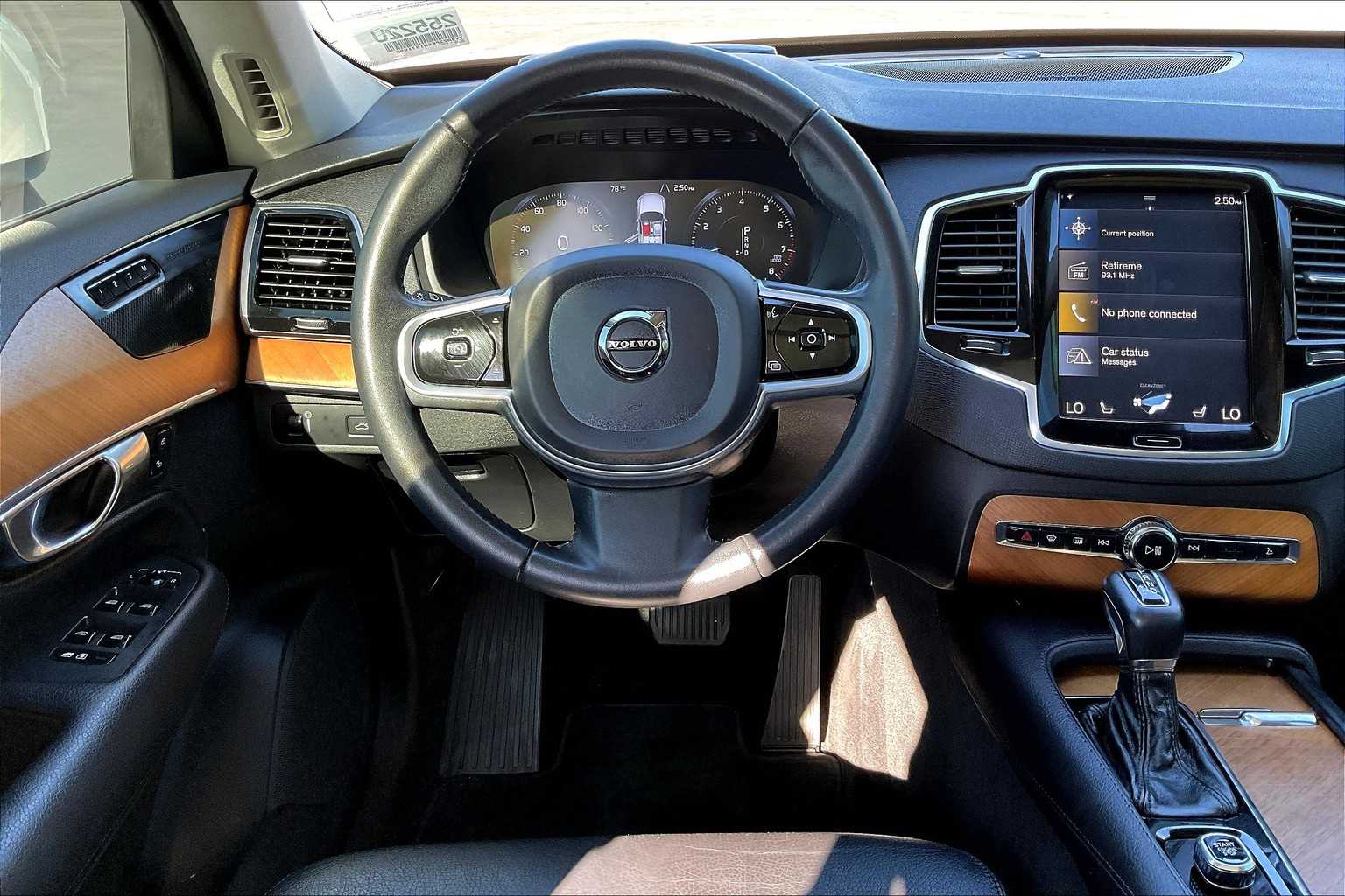 2022 Volvo XC90 Momentum T6 AWD photo 2