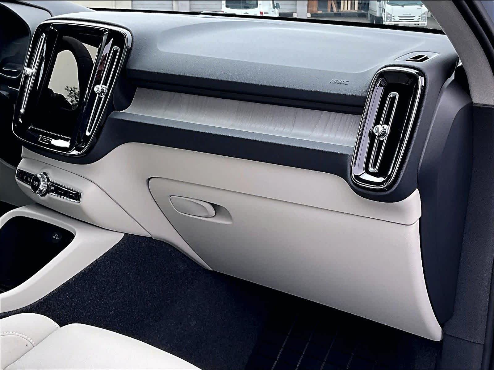 2026 Volvo XC40 Plus - Photo 18