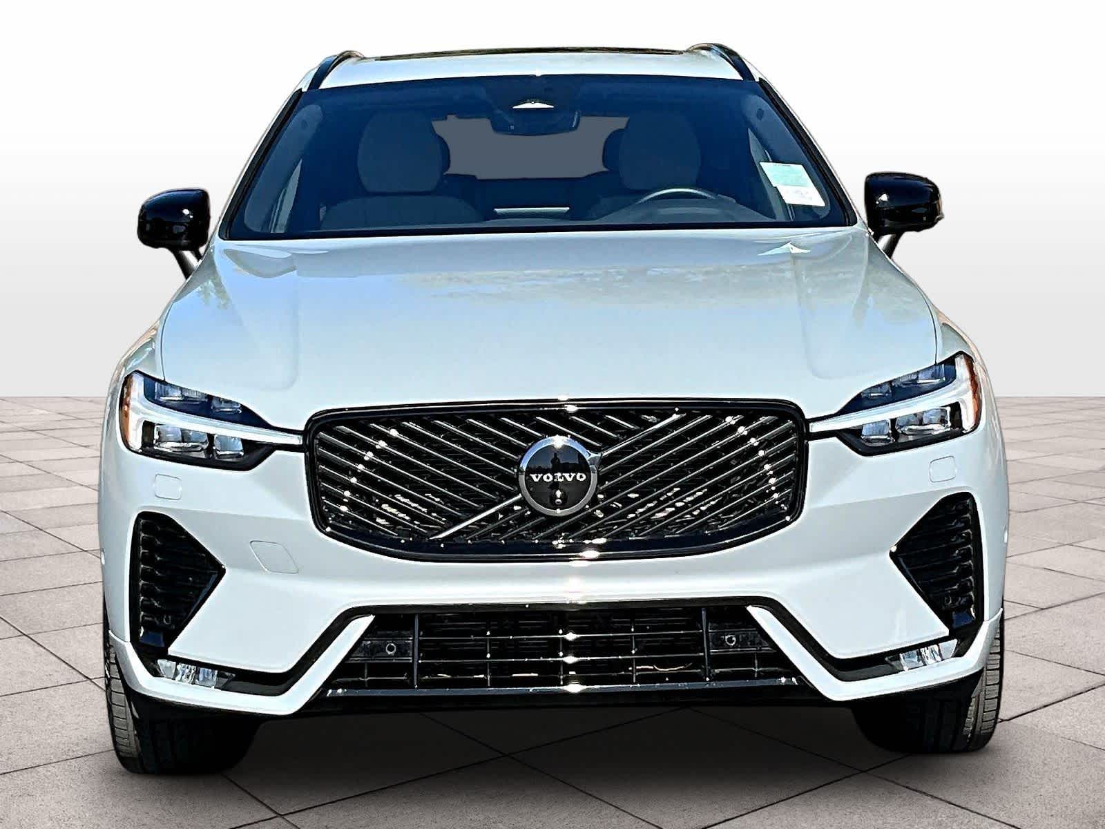 2026 Volvo XC60 Plus photo 2