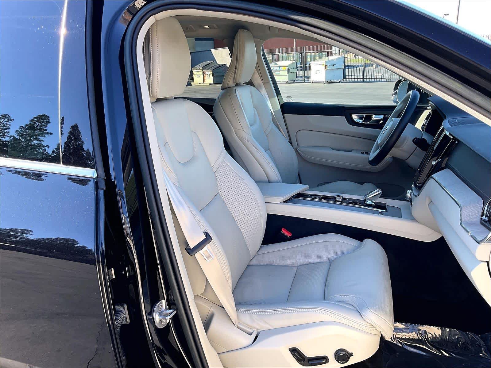 2023 Volvo XC60 Recharge Plug-In Hybrid Ultimate Bright Theme photo 3