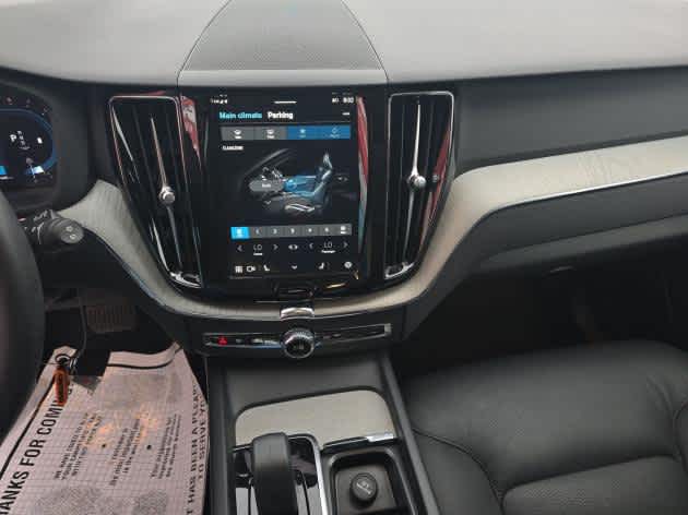 2025 Volvo XC60 Plus B5 photo 3