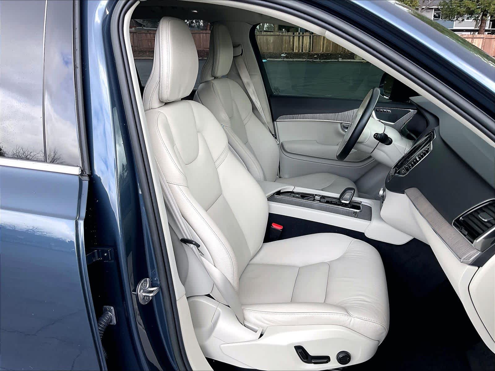 2023 Volvo XC90 Plus photo 3