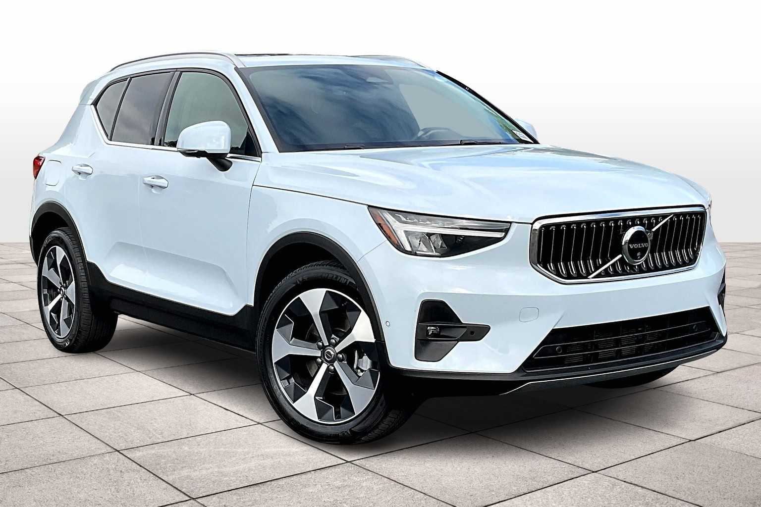 2025 Volvo XC40 Plus AWD photo 2