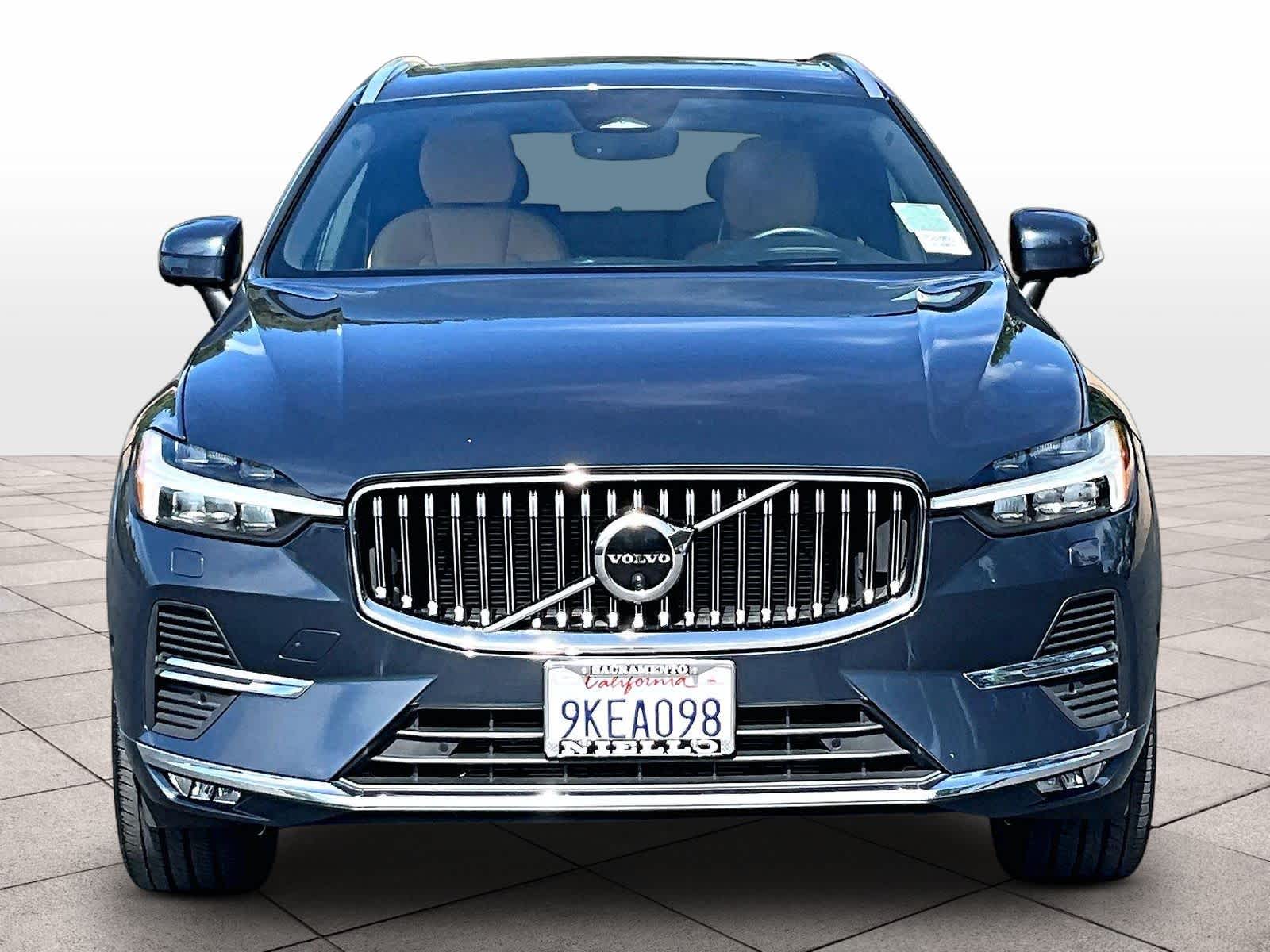 2023 Volvo XC60 Ultimate Bright Theme photo 2