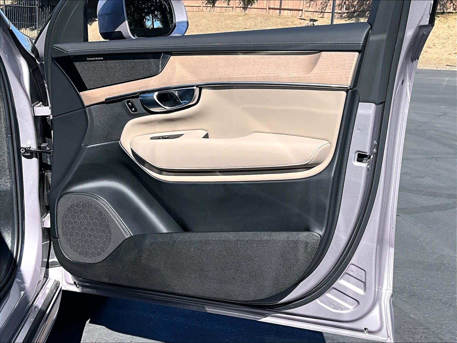 2026 Volvo XC90 Plus - Photo 26