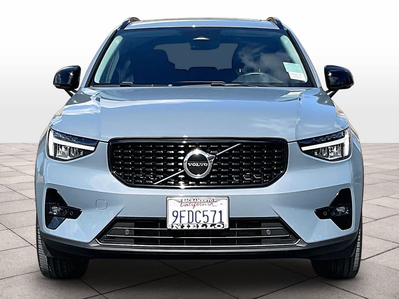 2023 Volvo XC40 Plus Dark Theme photo 2
