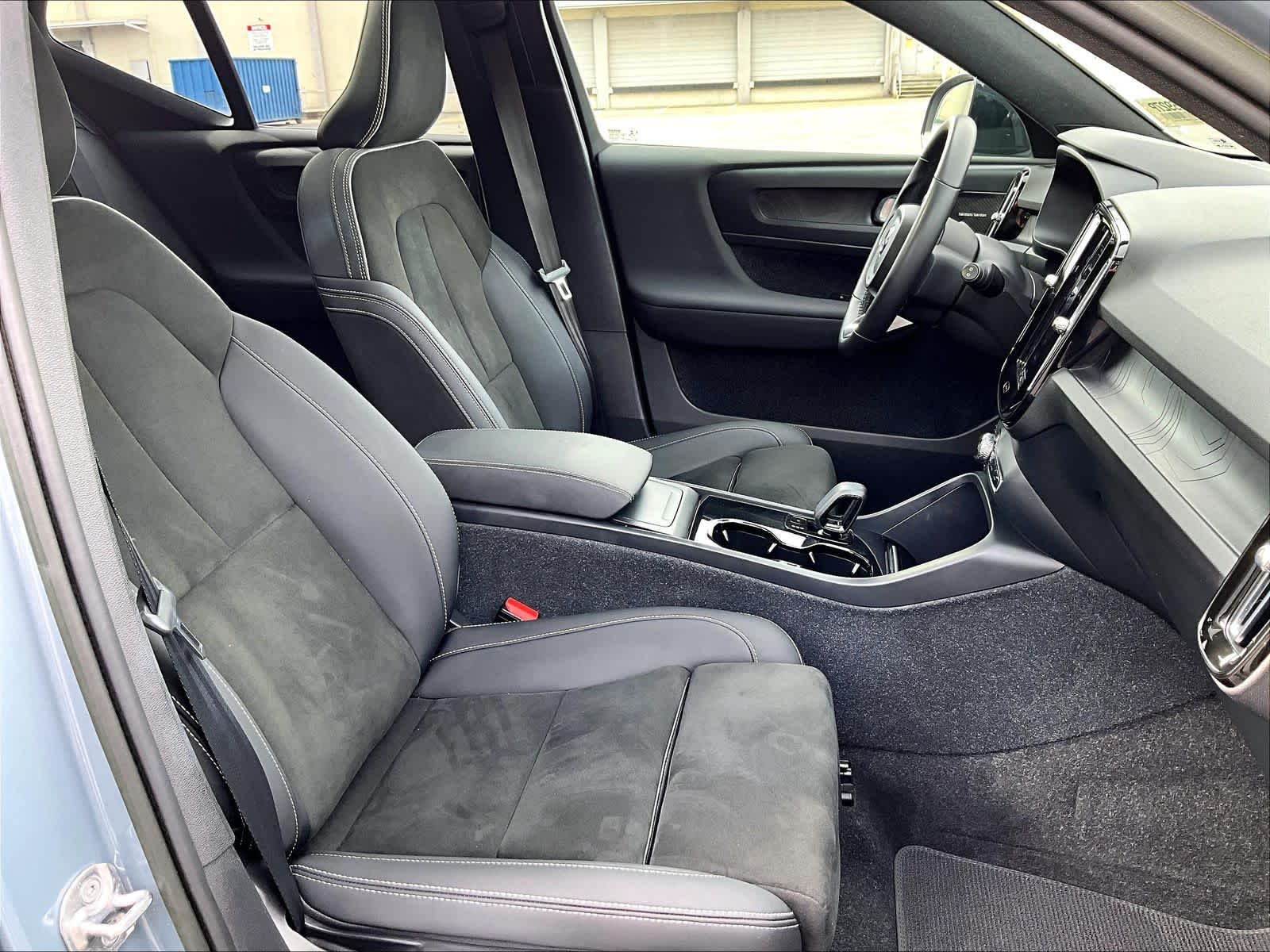 2023 Volvo XC40 Recharge Pure Electric Ultimate photo 3