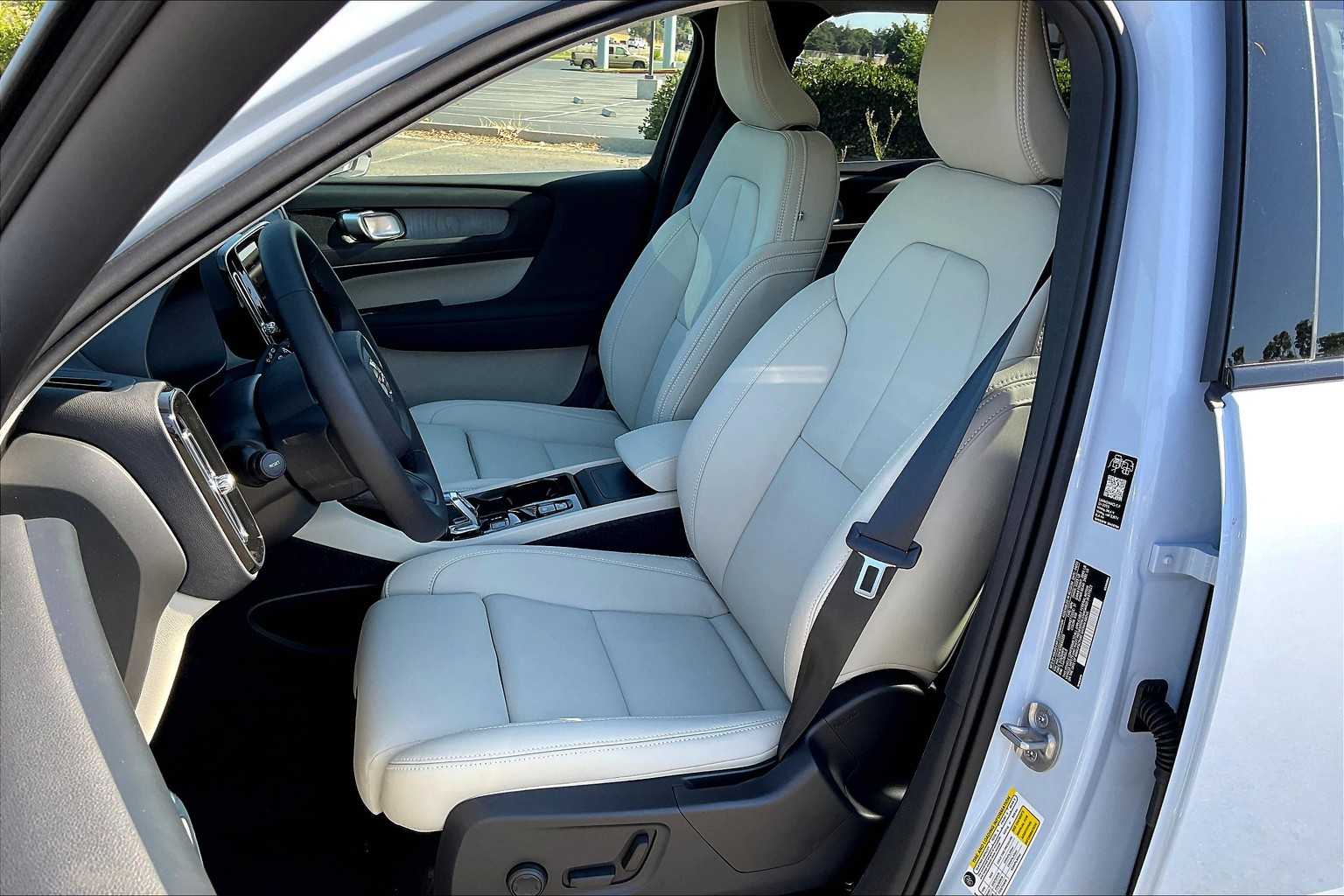 2026 Volvo XC40 Plus - Photo 11