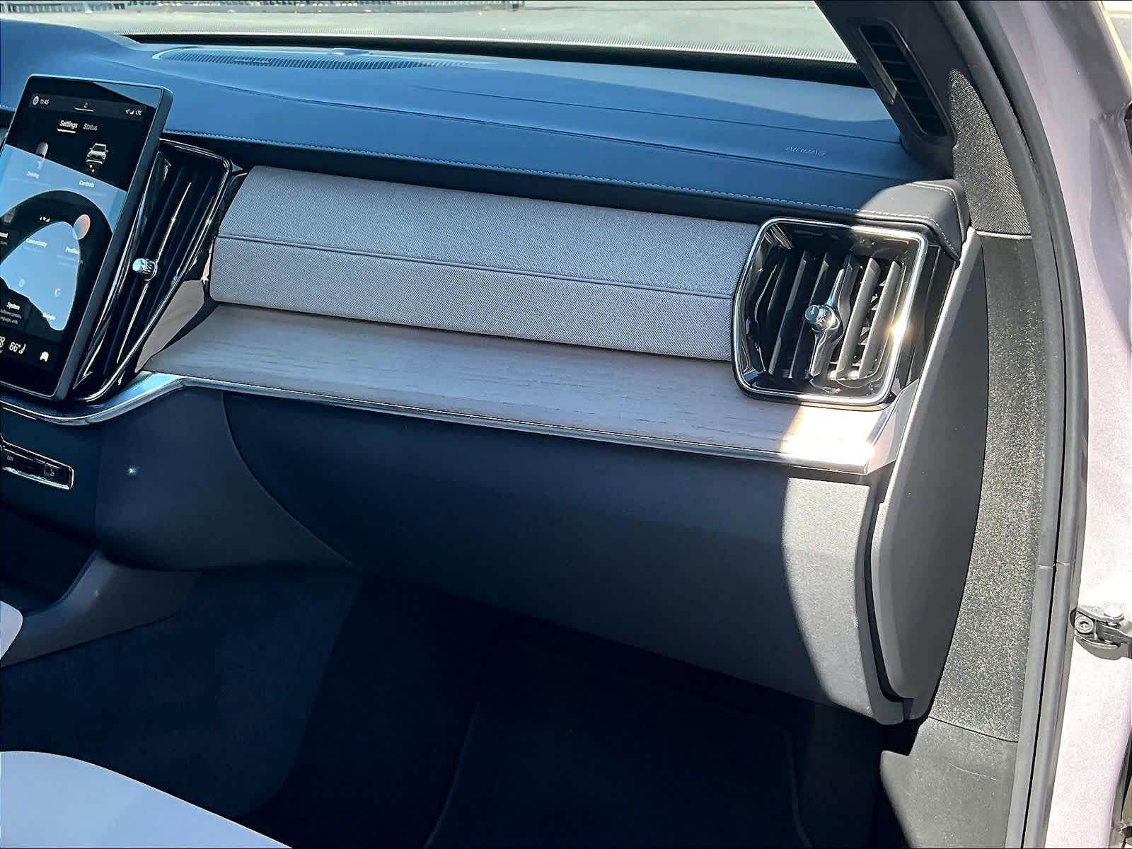 2026 Volvo XC90 Plus - Photo 18