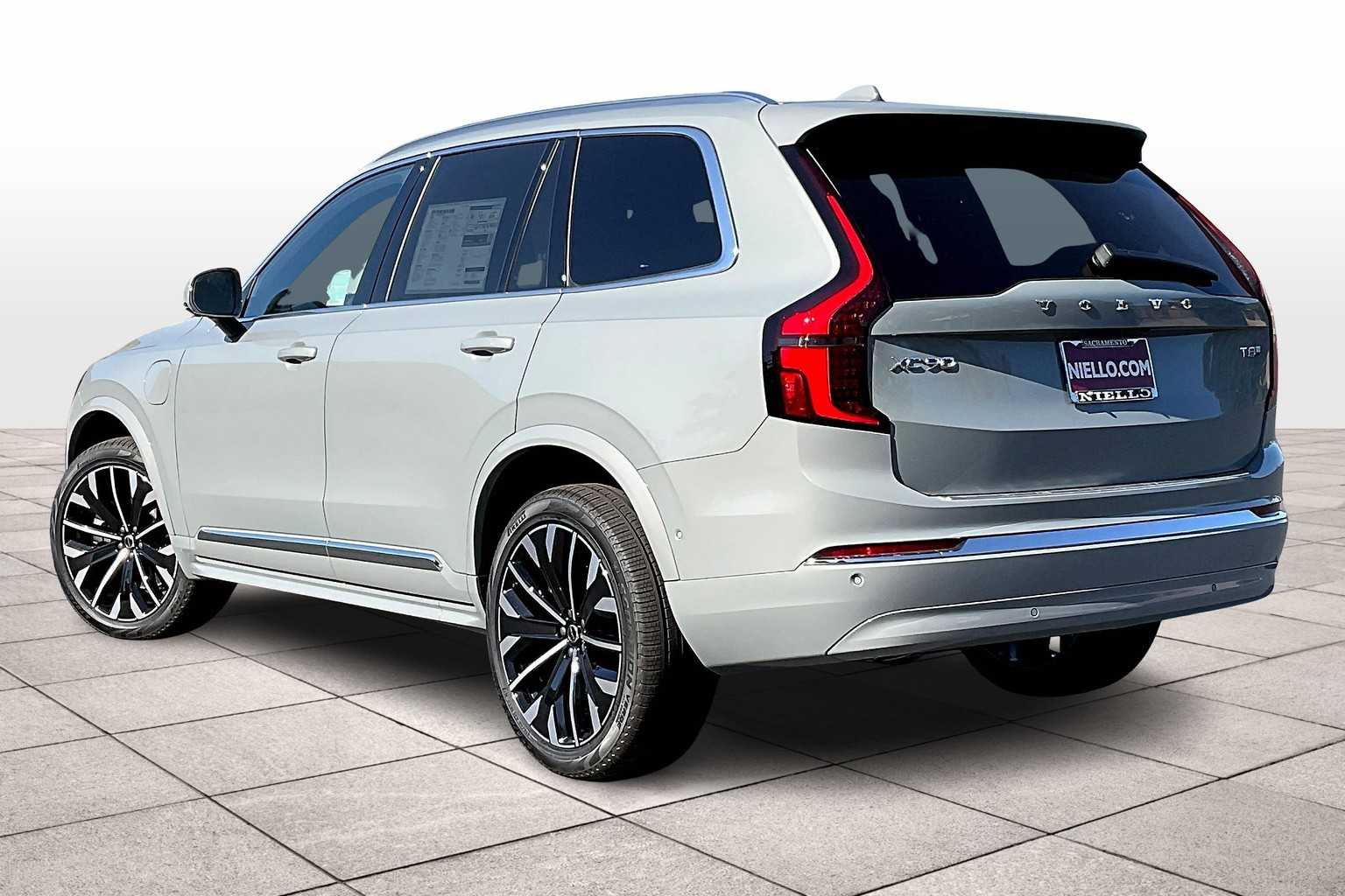 2026 Volvo XC90 T8 Plus photo 3