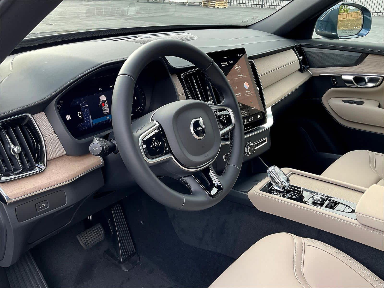 2026 Volvo XC90 B6 Plus 7-Seater photo 3