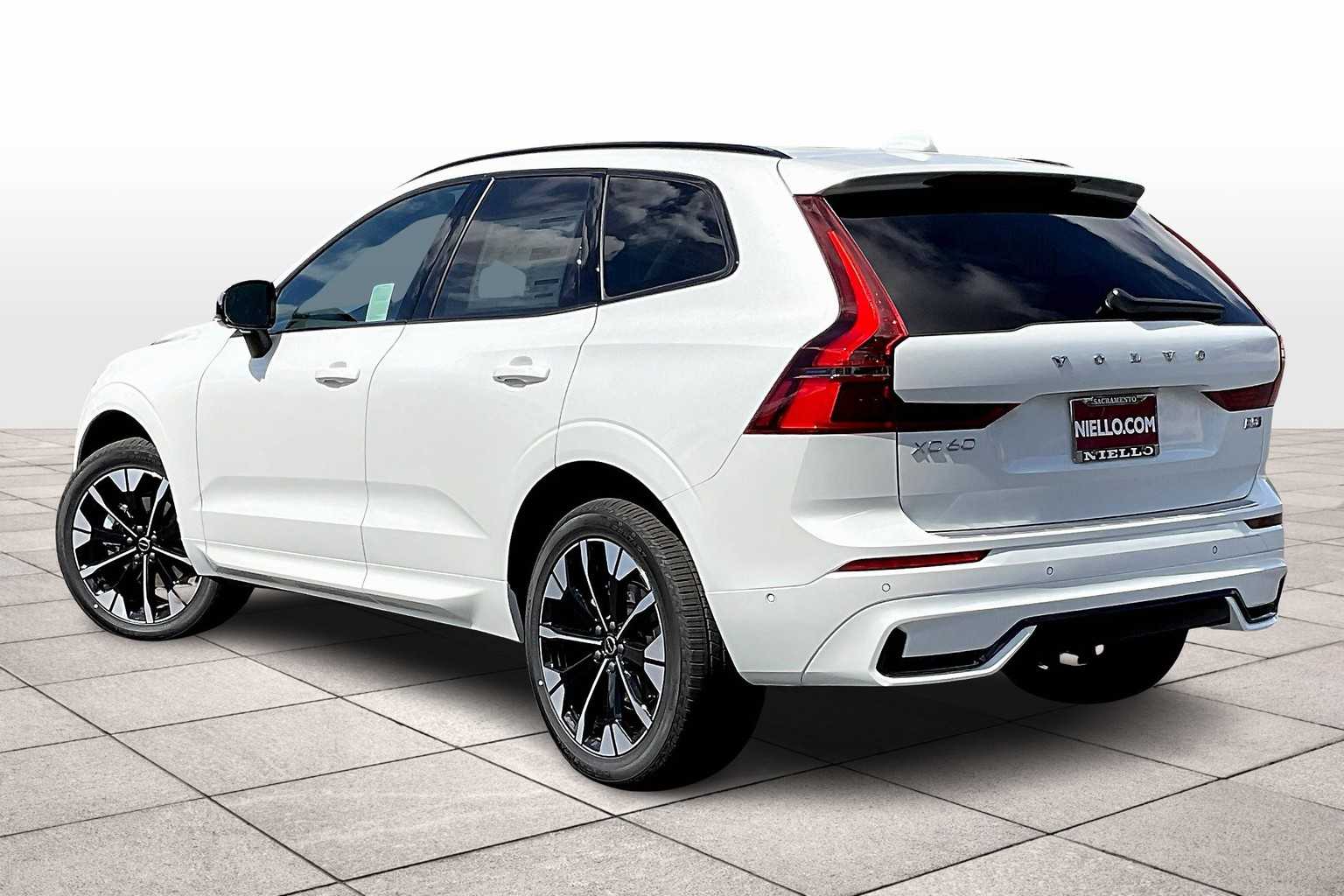 2026 Volvo XC60 B5 Plus photo 3