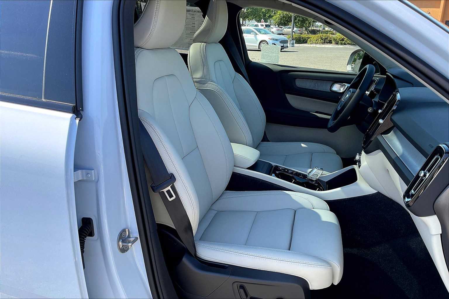 2026 Volvo XC40 Plus - Photo 31
