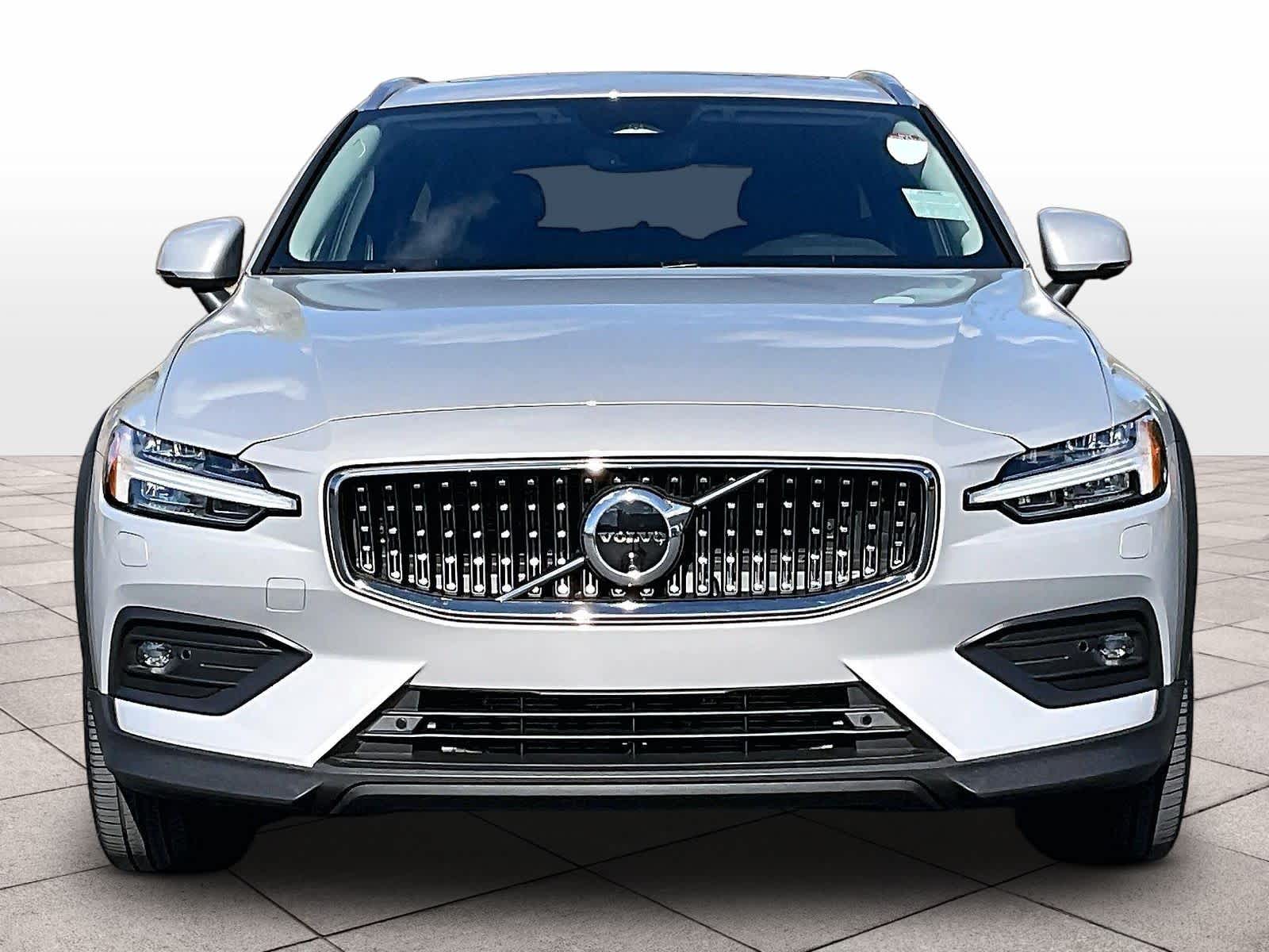 2025 Volvo V60 Cross Country Plus photo 2