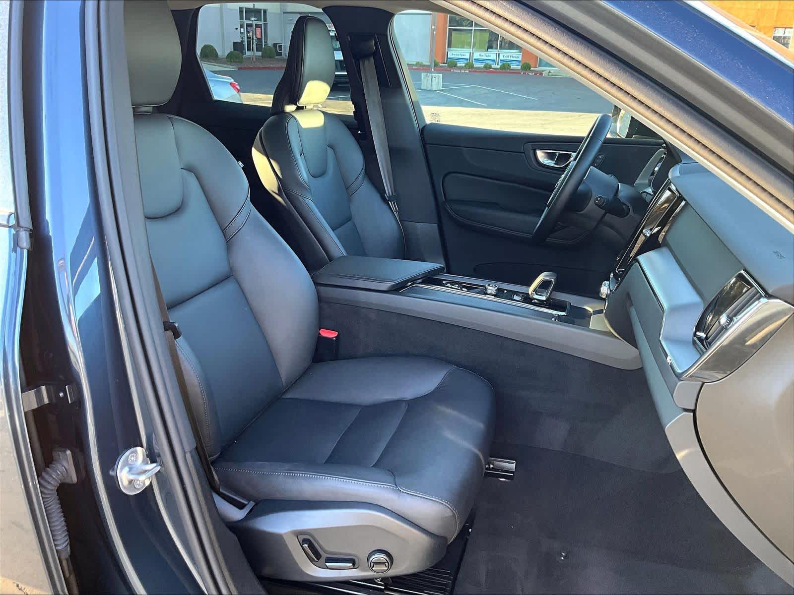 2025 Volvo XC60 Core photo 3