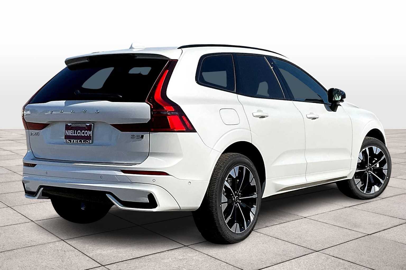 2026 Volvo XC60 B5 Plus photo 4