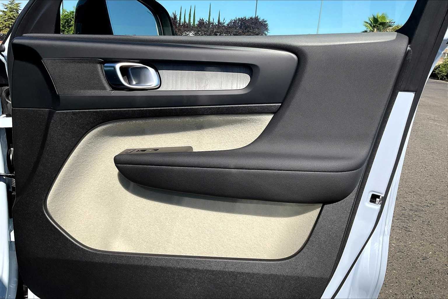 2026 Volvo XC40 Plus - Photo 30