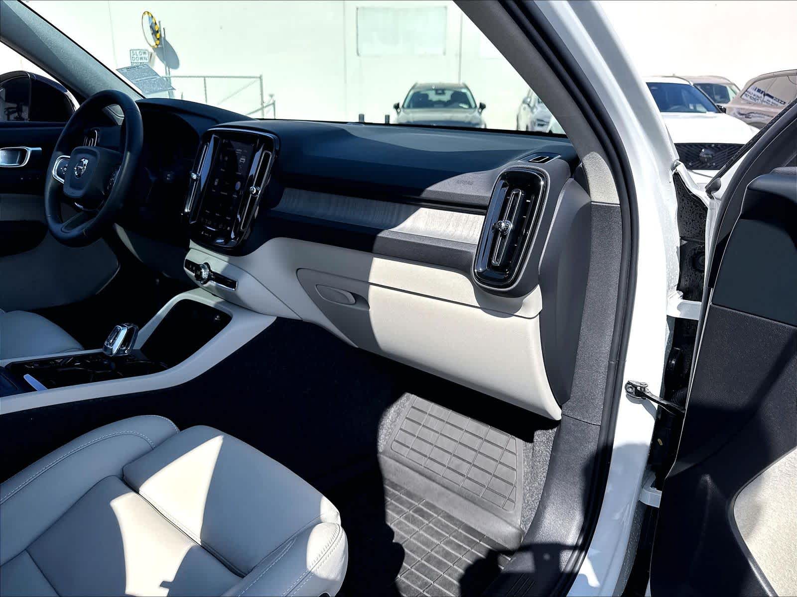 2026 Volvo XC40 Plus - Photo 18