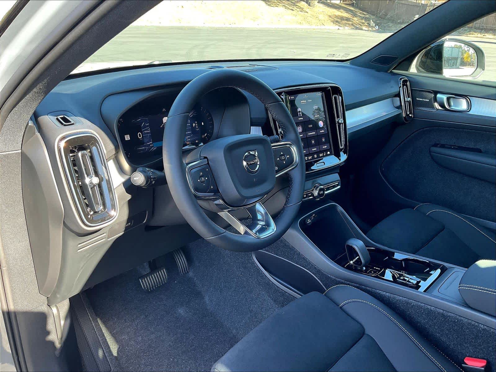 2026 Volvo XC40 B5 Ultra Black Edition photo 3