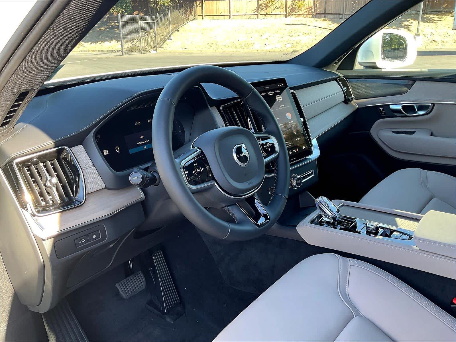 2026 Volvo XC90 plug-in hybrid T8 Plus 7-Seater photo 3