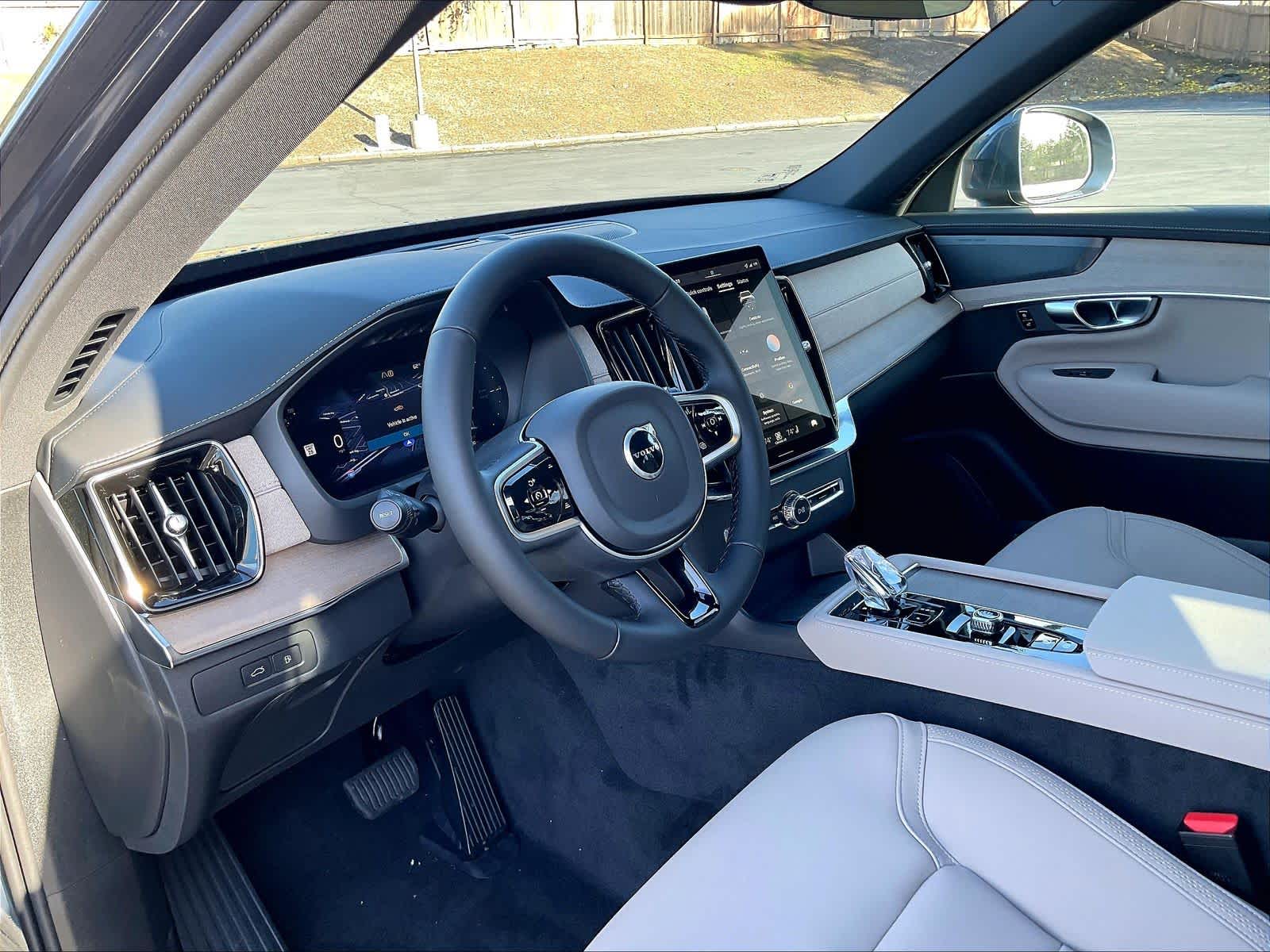 2026 Volvo XC90 plug-in hybrid T8 Plus 7-Seater photo 3