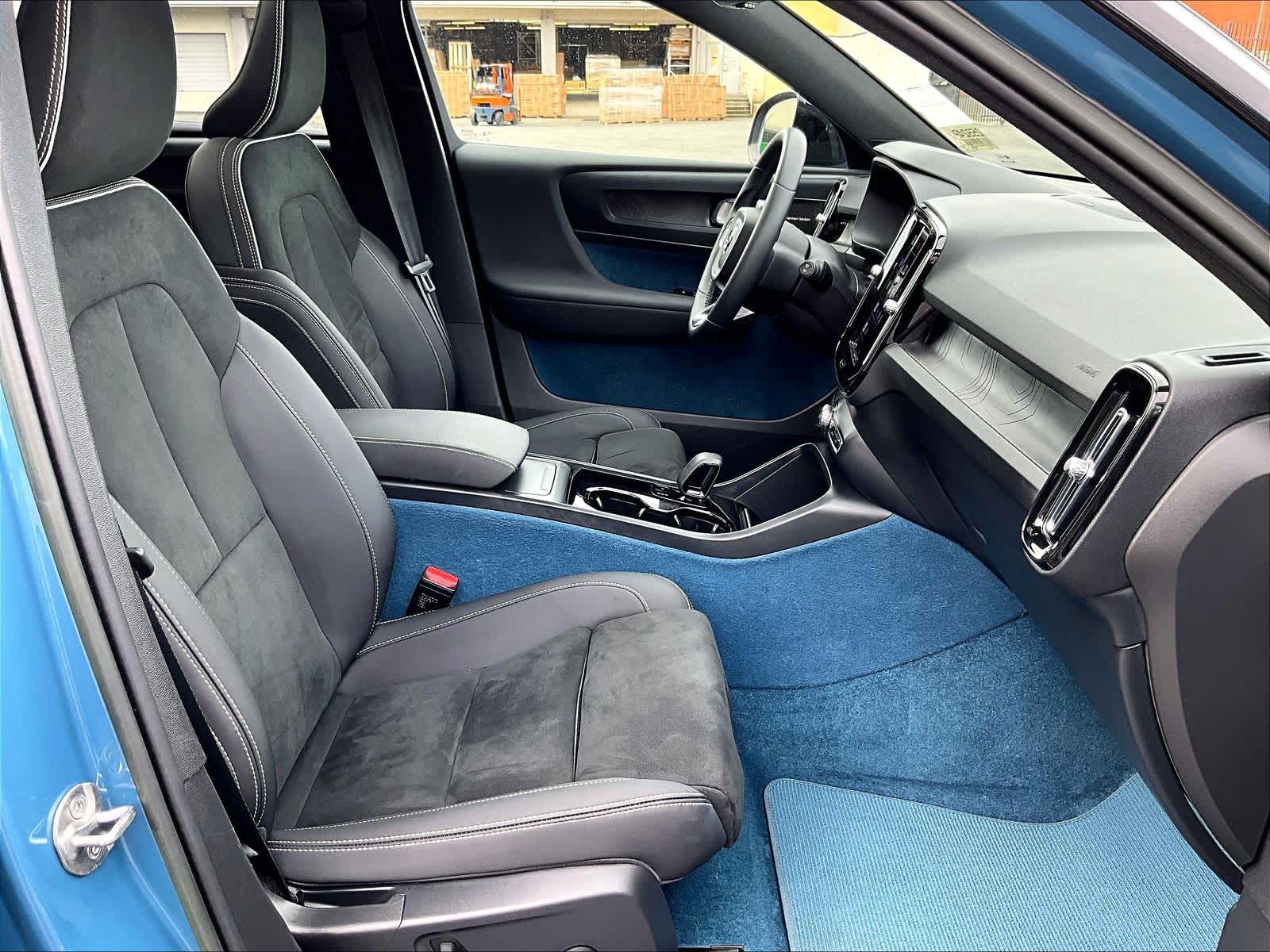 2023 Volvo XC40 Recharge Pure Electric Ultimate photo 3