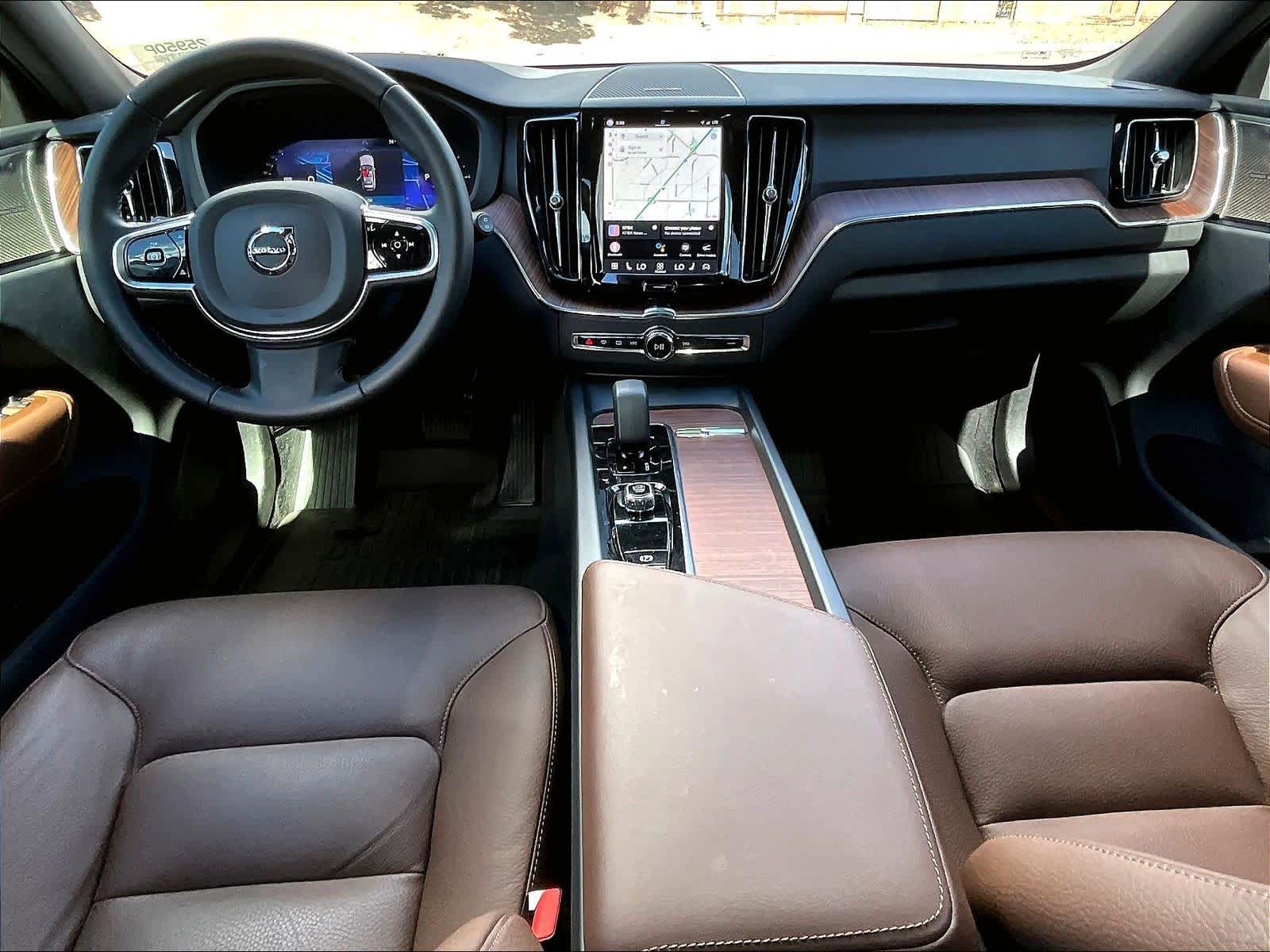 2025 Volvo XC60 Plug-In Hybrid Plus photo 3