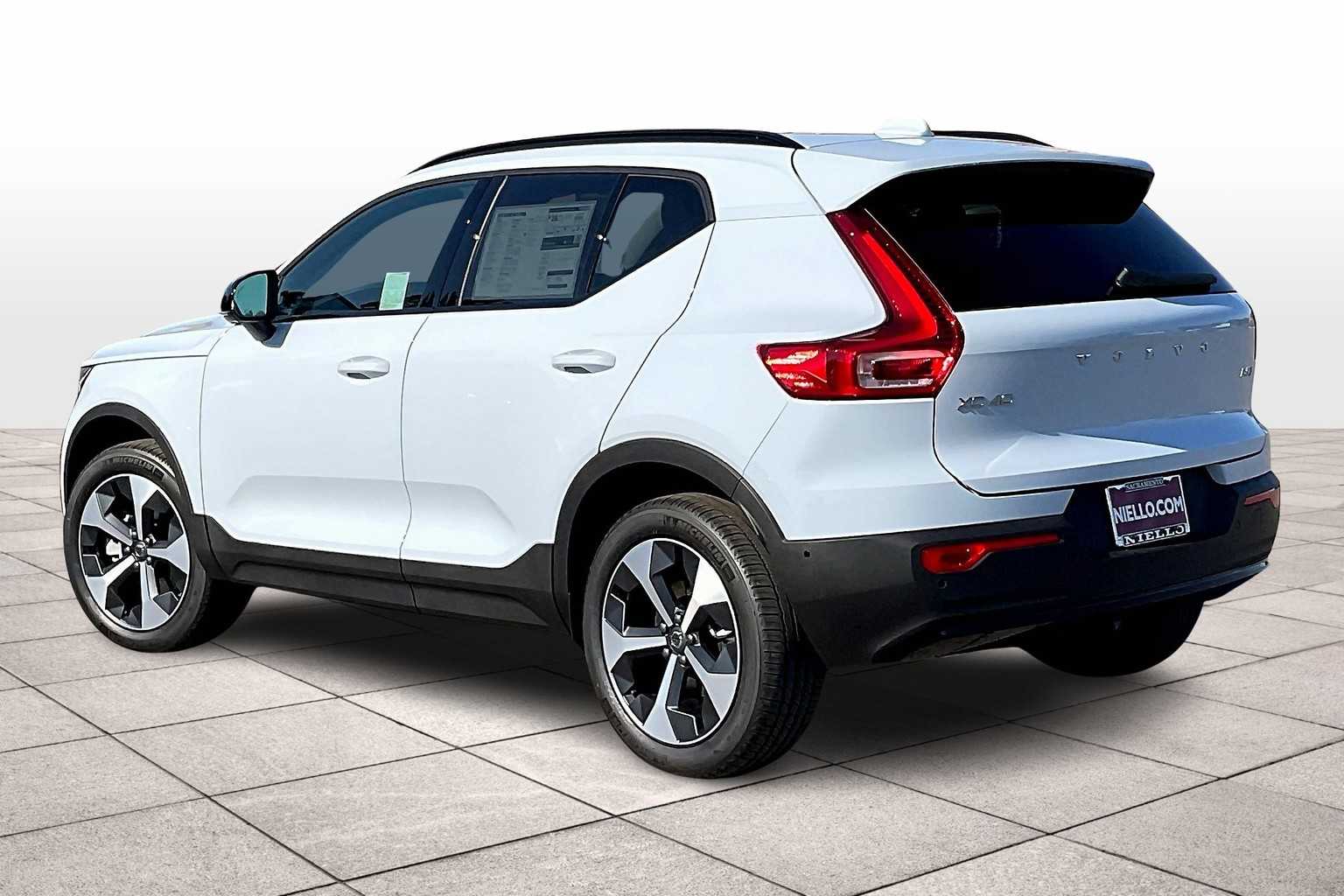 2026 Volvo XC40 Plus photo 3