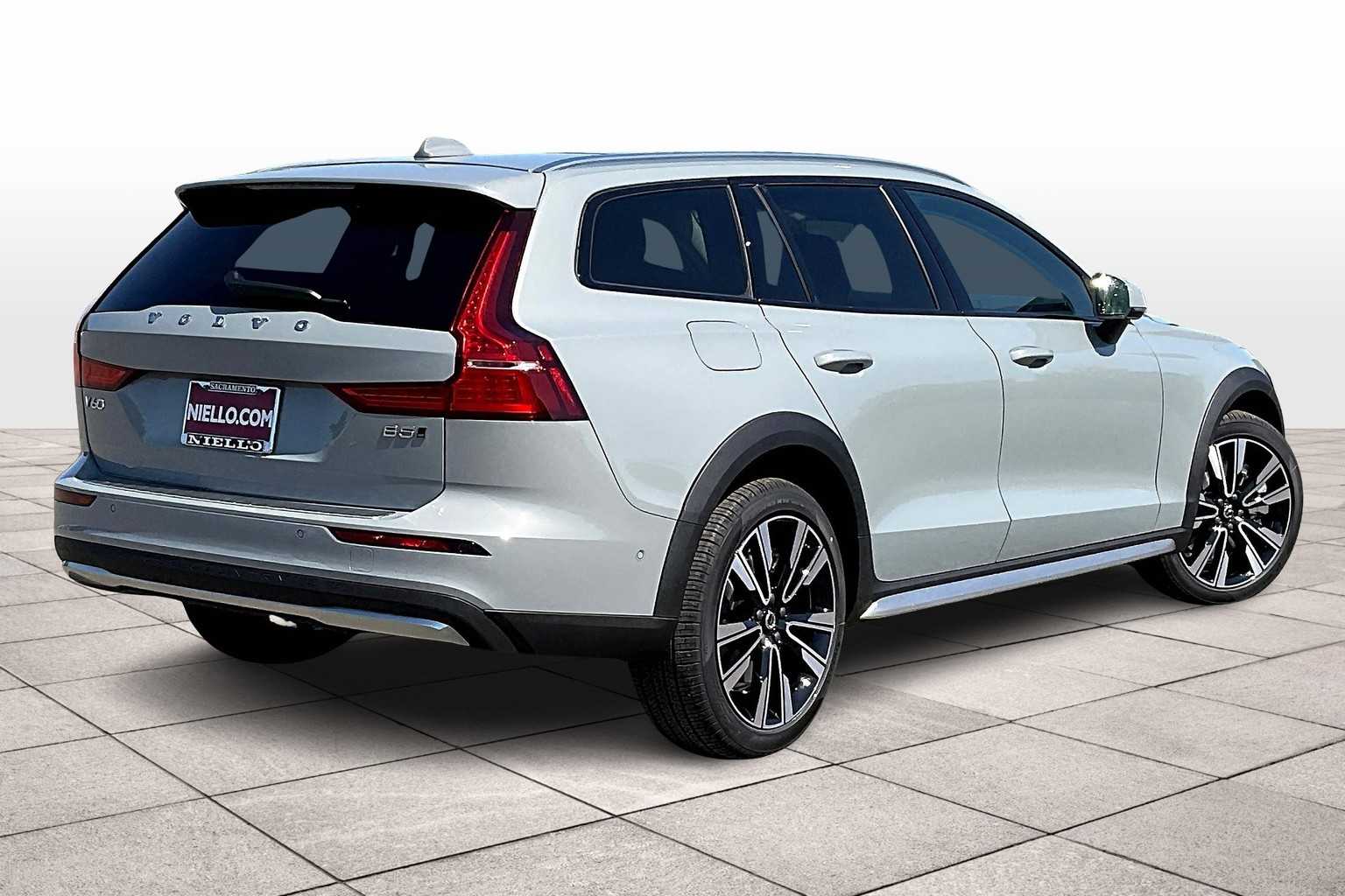 2025 Volvo V60 Cross Country B5 photo 4