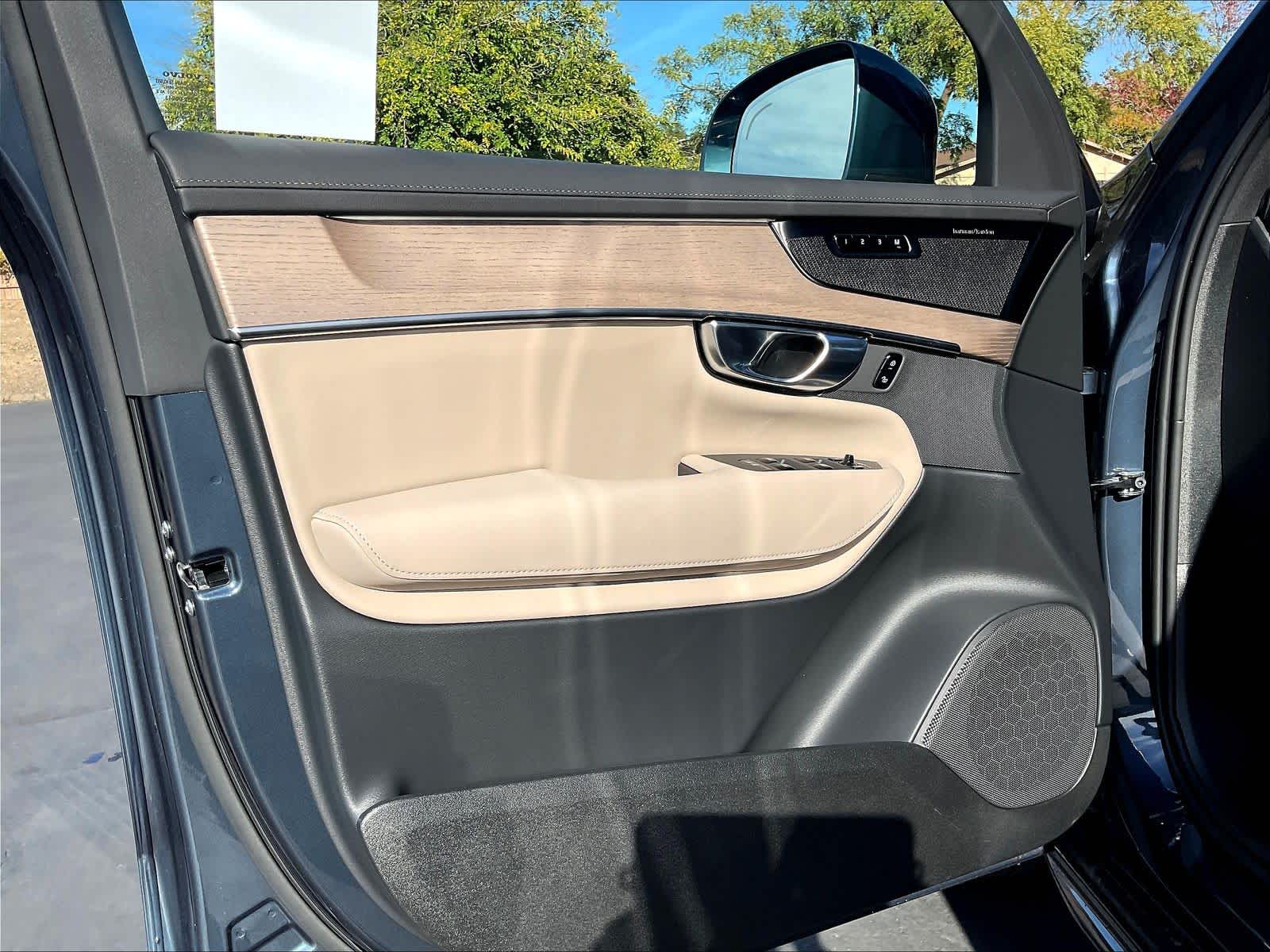 2026 Volvo XC90 Plus - Photo 24
