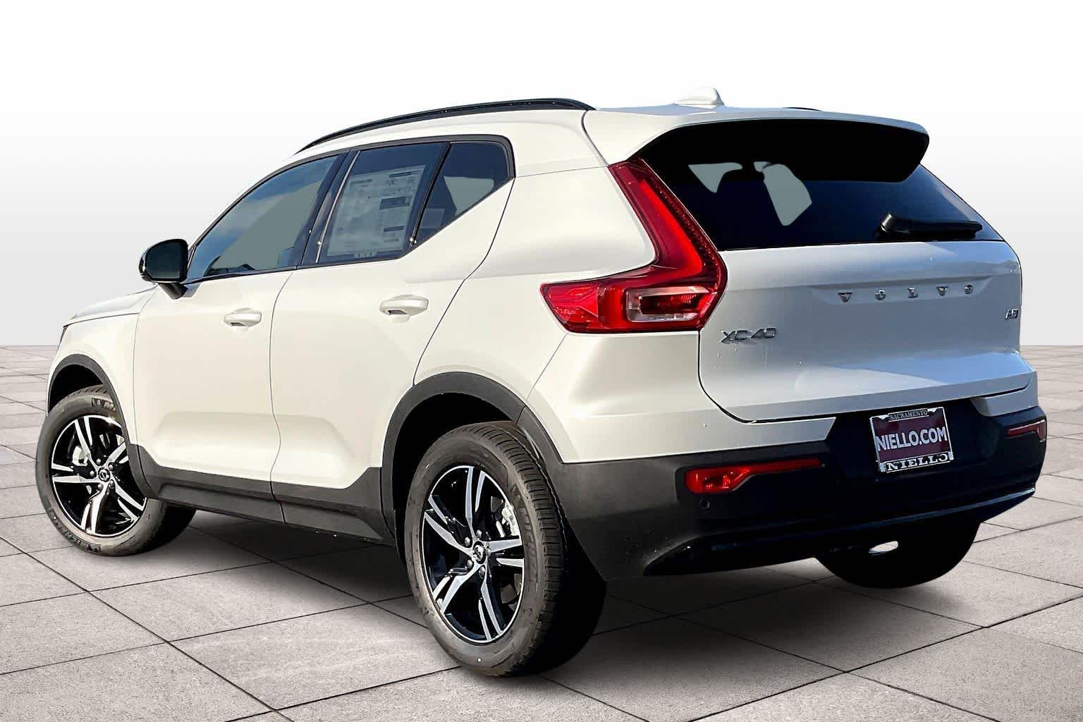 2026 Volvo XC40 Core photo 3