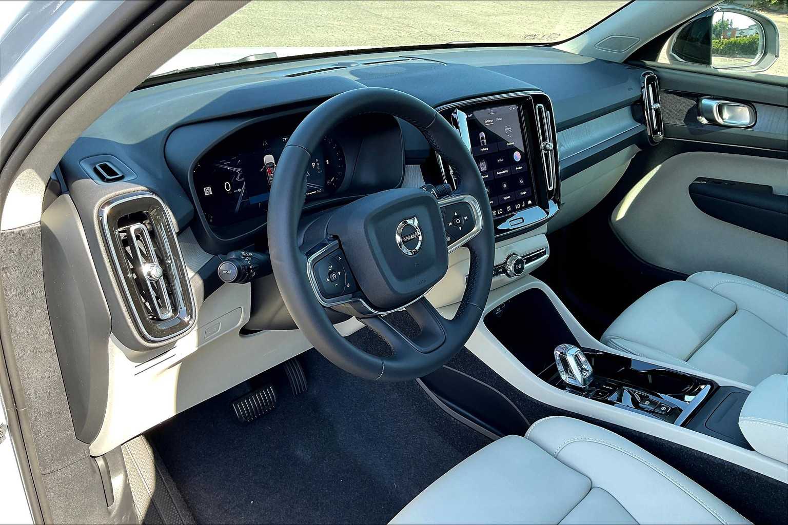 2026 Volvo XC40 B5 Plus photo 3