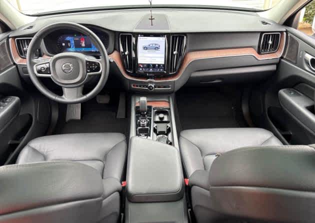 2023 Volvo XC60 Plus Bright Theme photo 3