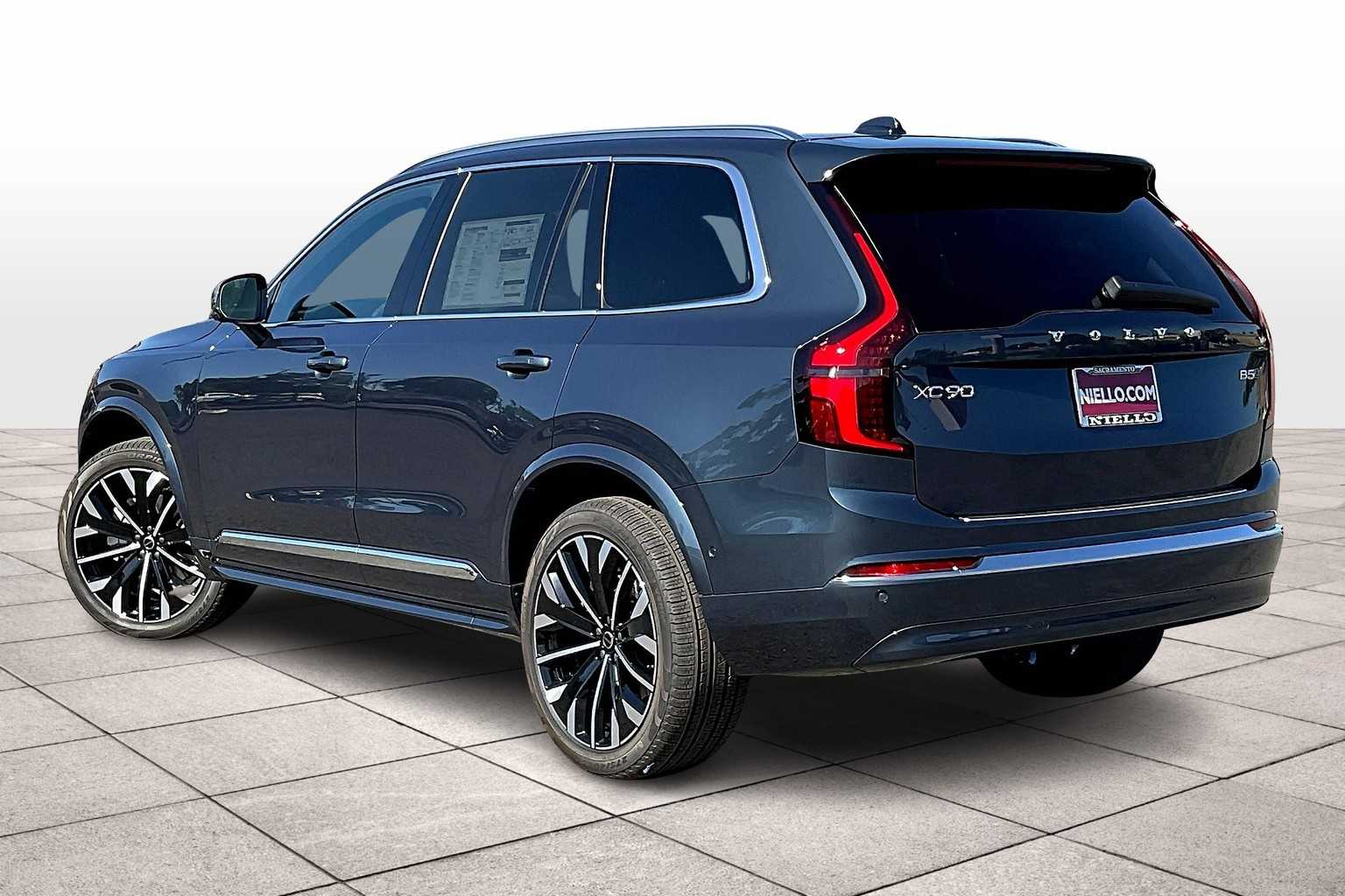 2026 Volvo XC90 B5 Plus photo 3