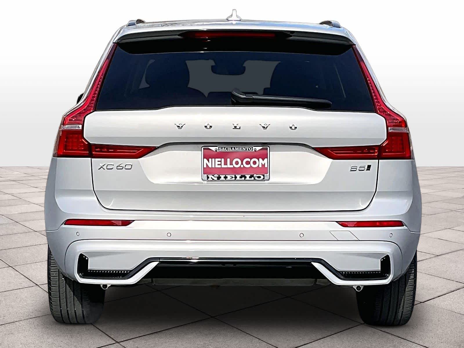 2025 Volvo XC60 Core photo 4