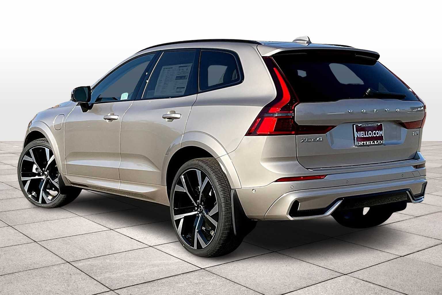 2026 Volvo XC60 T8 photo 3