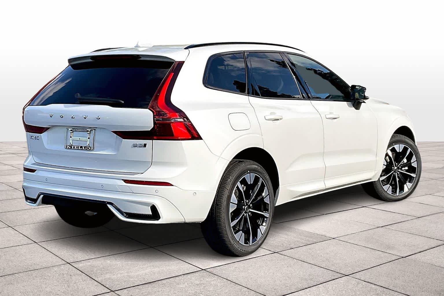 2026 Volvo XC60 B5 Plus photo 4