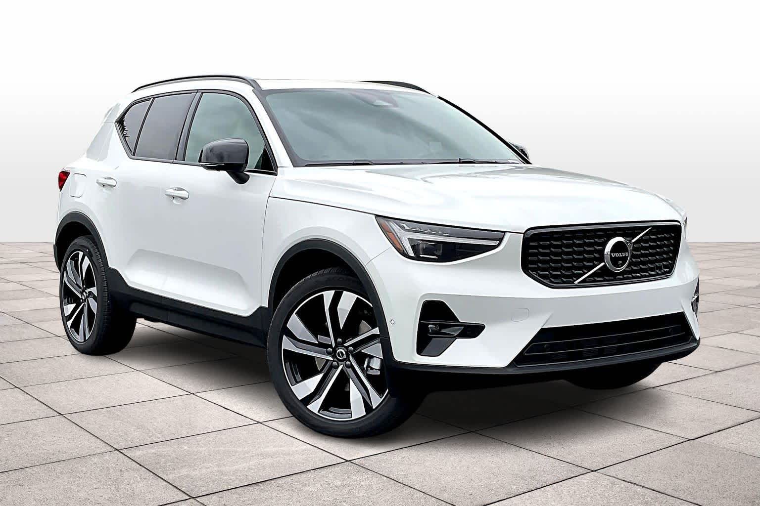 2026 Volvo XC40 Plus photo 2