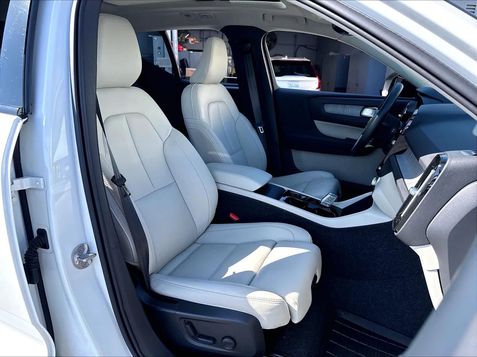 2026 Volvo XC40 Plus - Photo 9