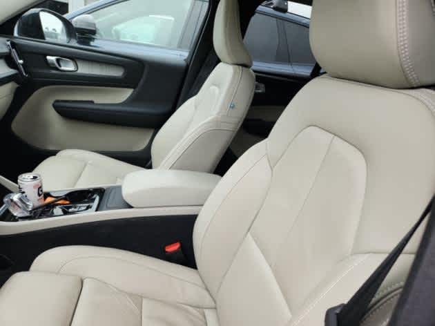 2023 Volvo XC40 Plus AWD photo 4