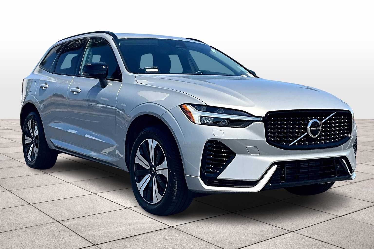 2025 Volvo XC60 Hybrid T8 Core photo 2