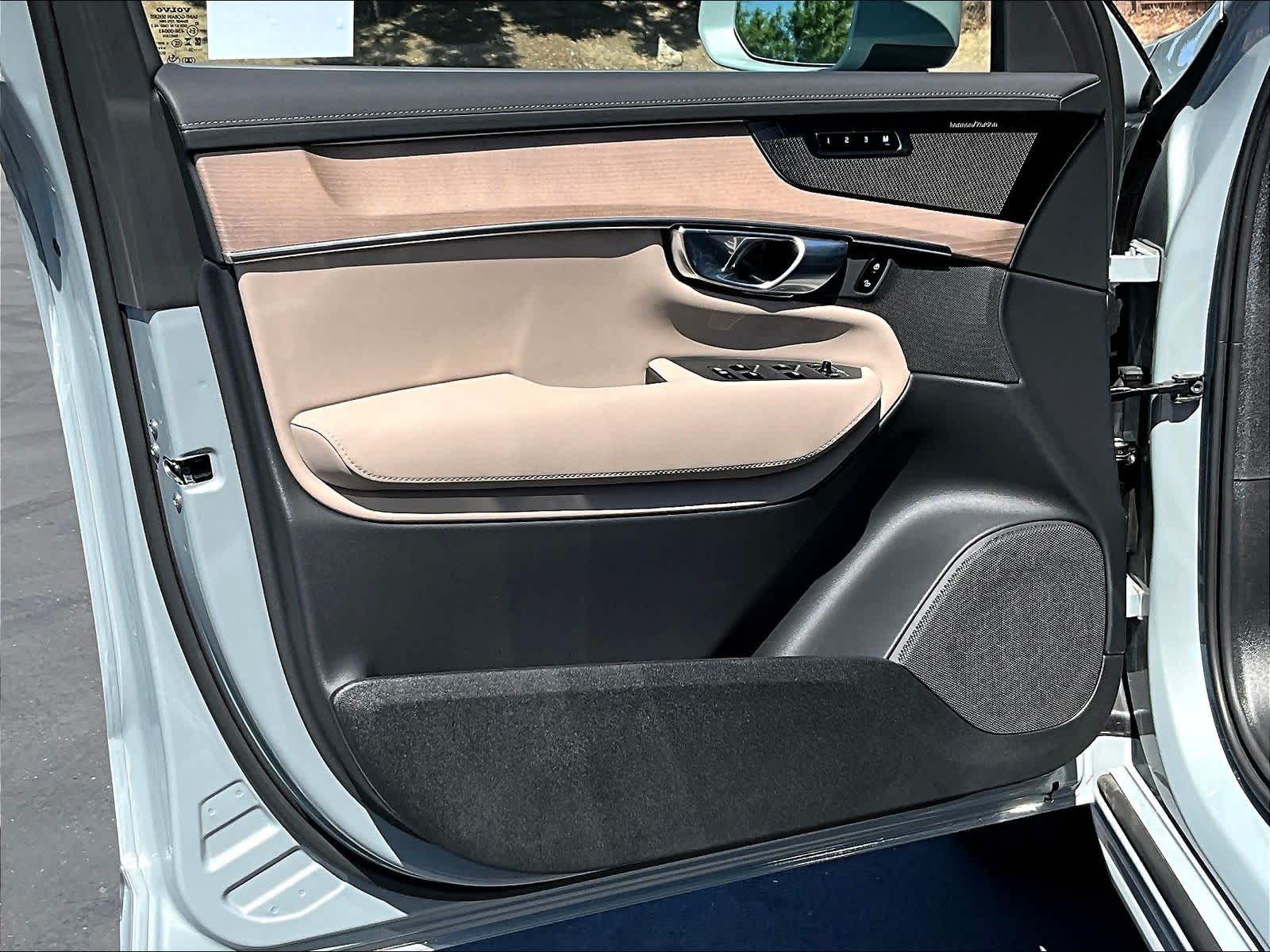 2026 Volvo XC90 Plus - Photo 25
