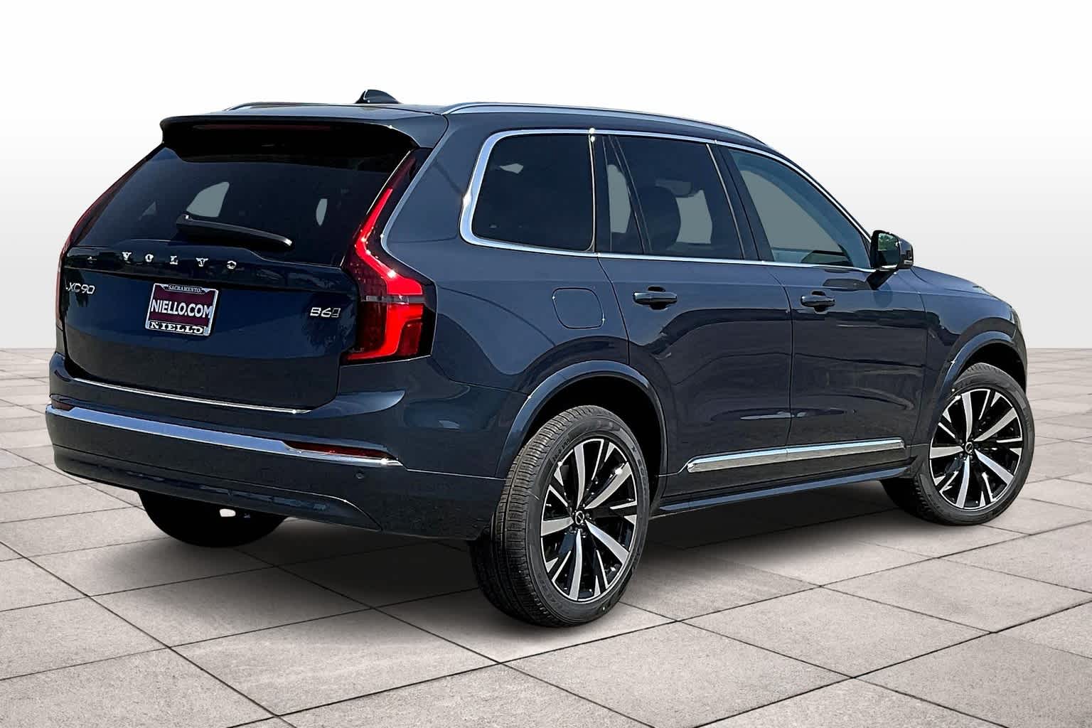 2025 Volvo XC90 Core photo 3