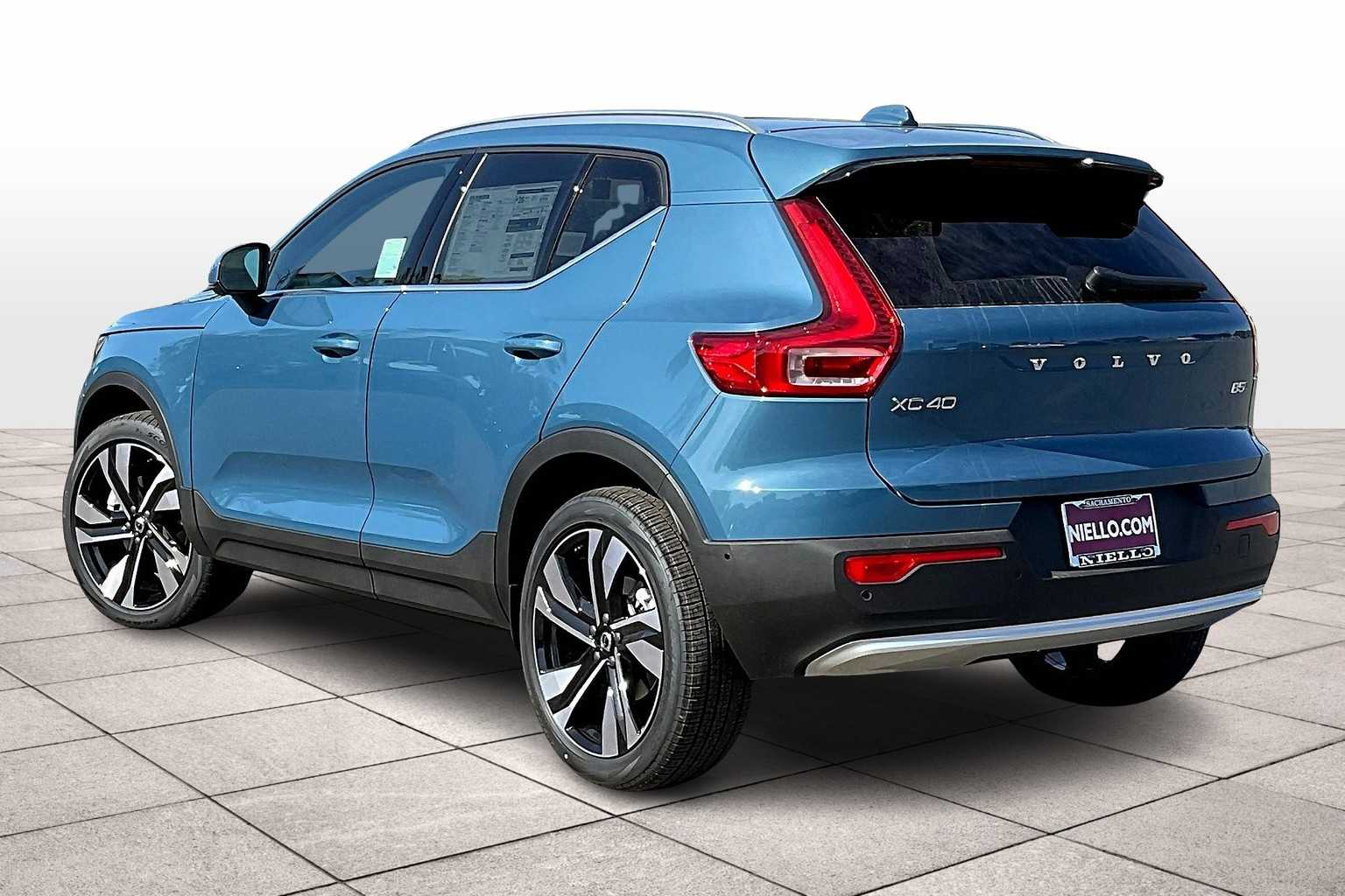 2025 Volvo XC40 photo 3