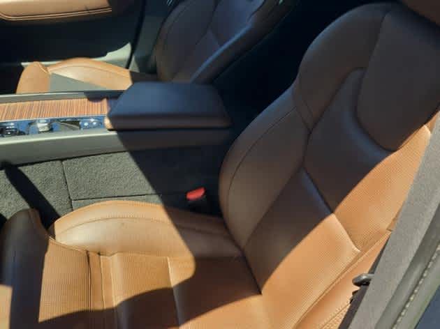 2023 Volvo XC60 Recharge Hybrid Ultimate T8 eAWD photo 3