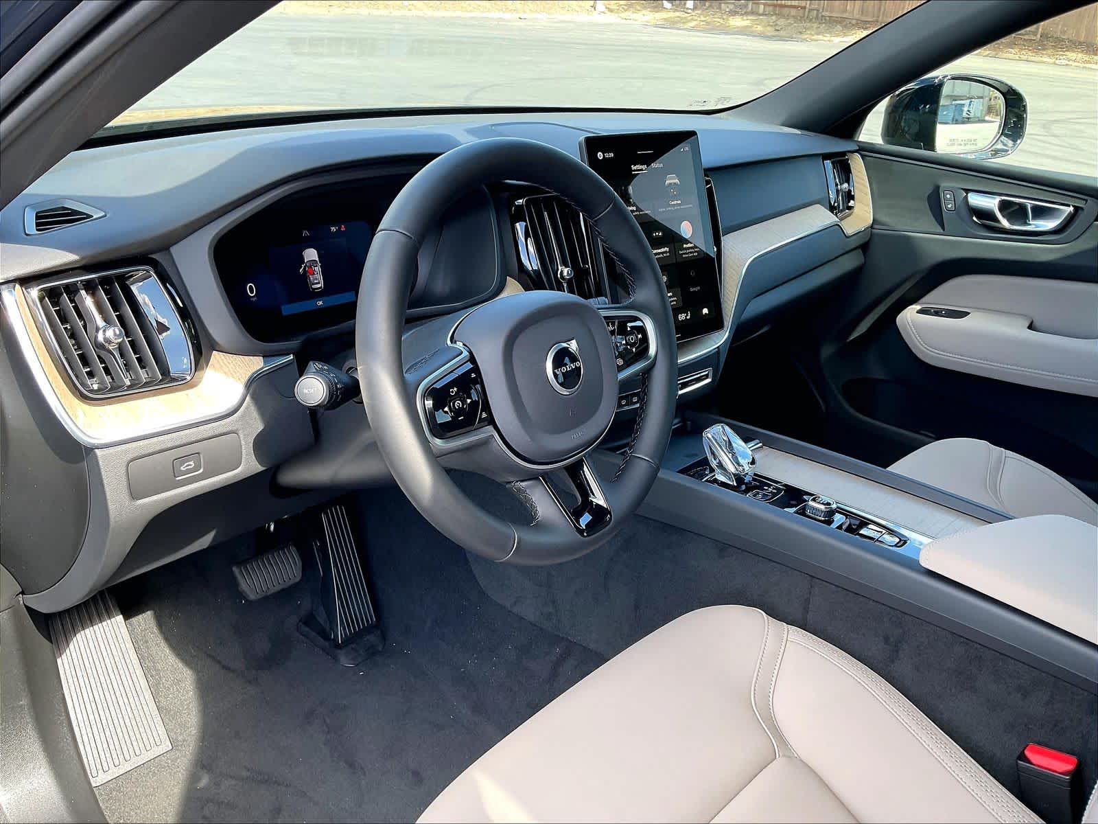 2026 Volvo XC60 B5 Plus photo 3
