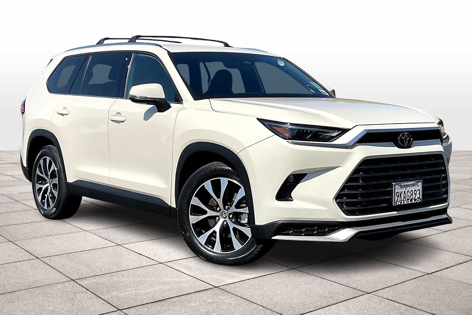 2024 Toyota Highlander Hybrid Limited photo 2