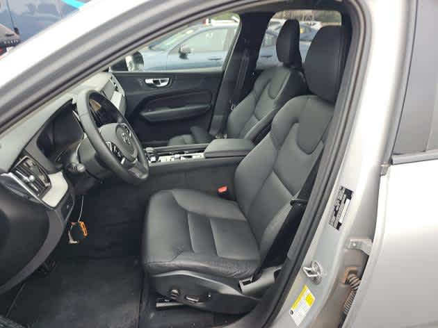 2025 Volvo XC60 Plus B5 photo 4