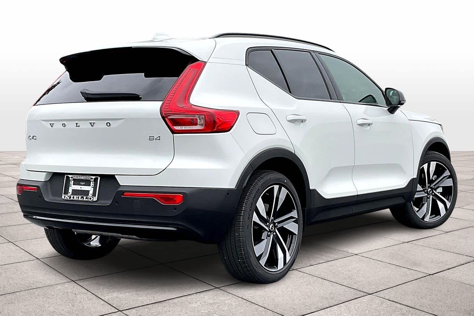 2026 Volvo XC40 Plus photo 4